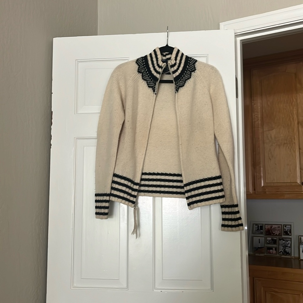 100% Lambswool sweater, incredibly warm and perfect for the cold